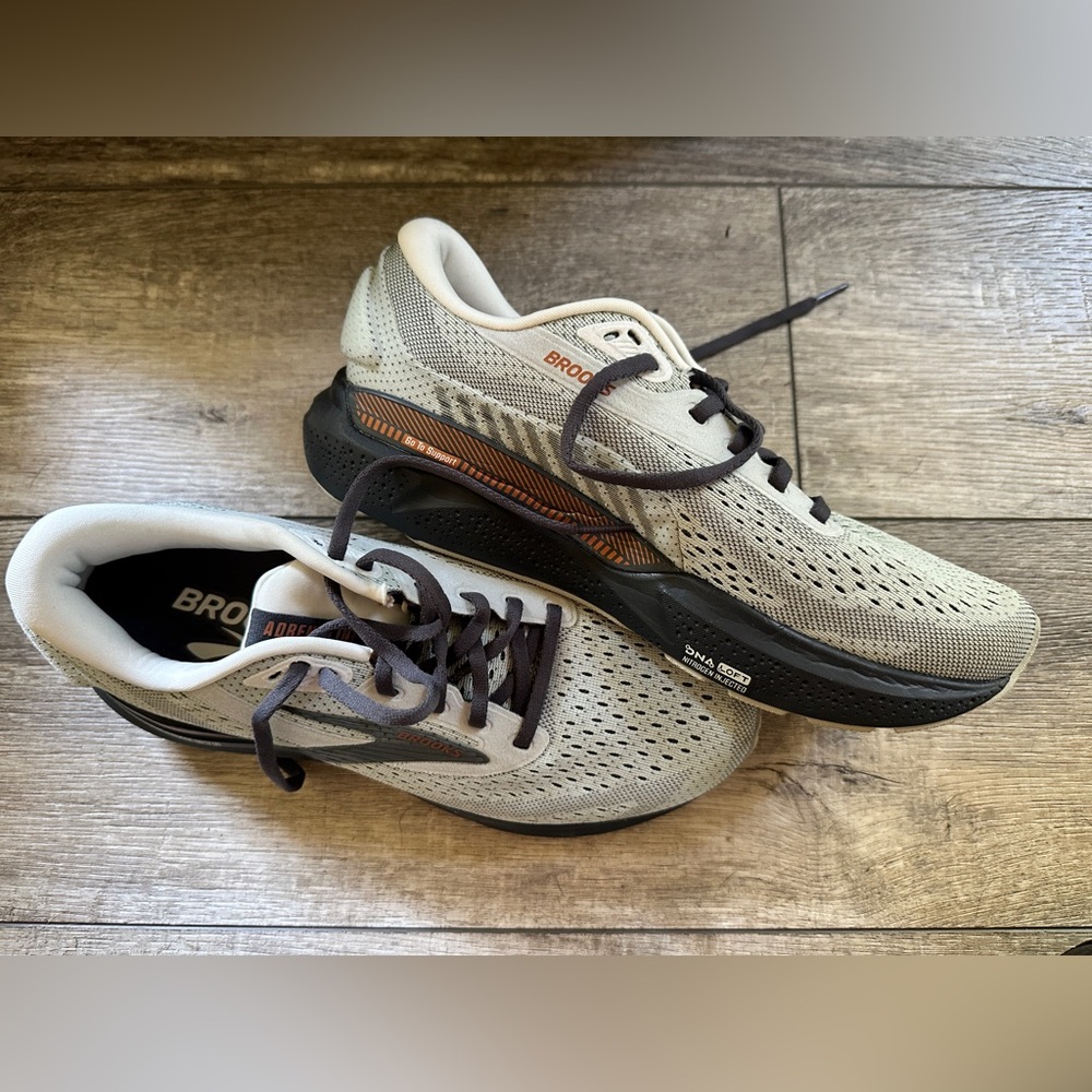 NWOB Brooks Adrenaline GTS 24 Women’s Gray and Black Athletic Sneakers